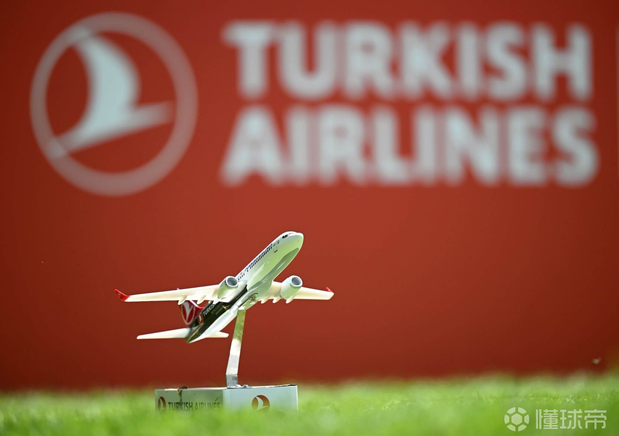TA：利物浦与土航赞助合同年入6000万英镑，与曼联高通相当